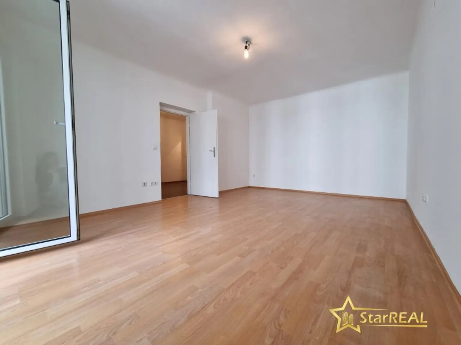 FERNWÄRME-HEIZUNG! ÄUSSERST GEPFLEGTE 3 ZIMMER-WOHNUNG IM 2. LIFTSTOCK. ZENTRALE, RUHIGE LAGE.