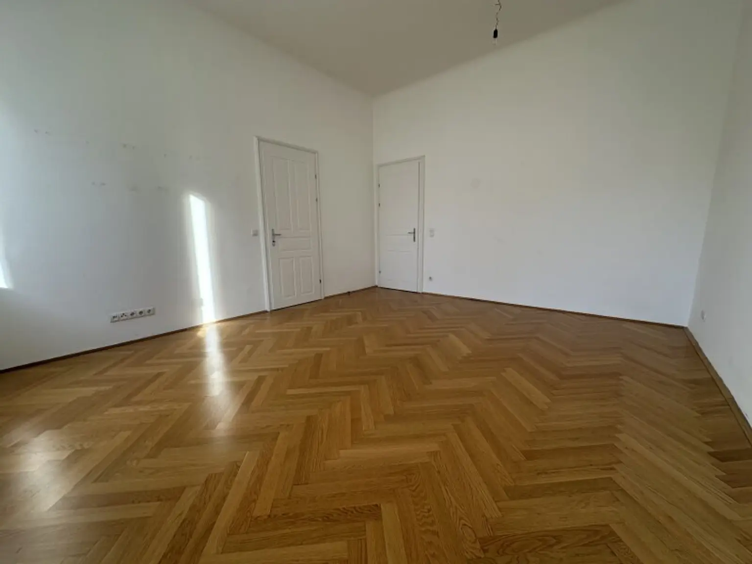 AKH-NÄHE, LAZARETTGASSE, sonnige 68 m2 Altbau, 2 Zimmer, Wohnküche, Wannenbad, Parketten, SAT/TV, 3. Liftstock, MED-UNI-Wien