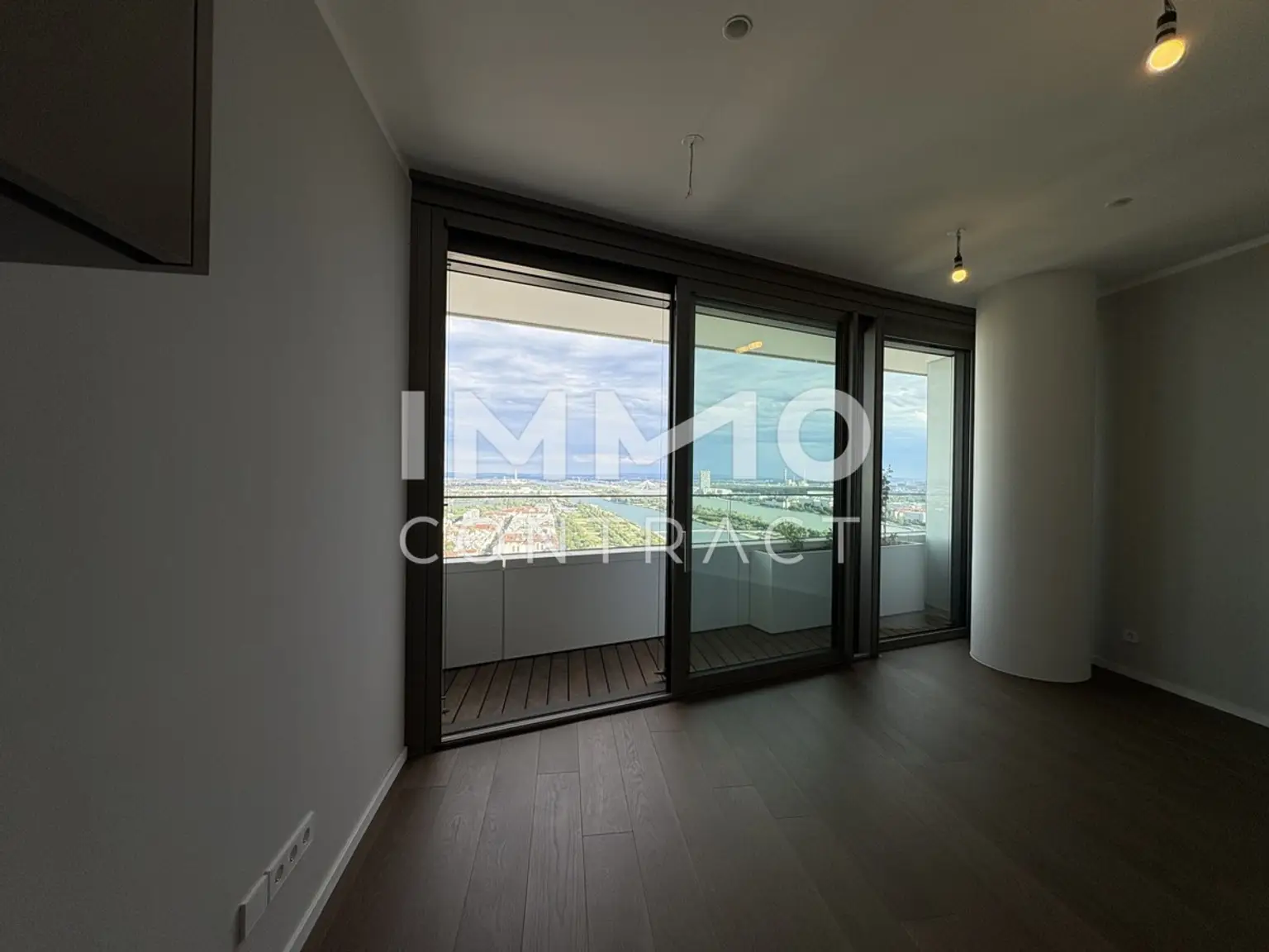 DANUBEFLATS: Sonniges Studio mit Balkon und Rundumblick (Gym, Pool, Spa, Lounges im Turm) - NEW