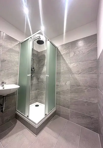 Erstbezug! Sanierte und helle 2 Zimmer Wohnung mit Einbauküche zentral gelegen 1210 Wien
