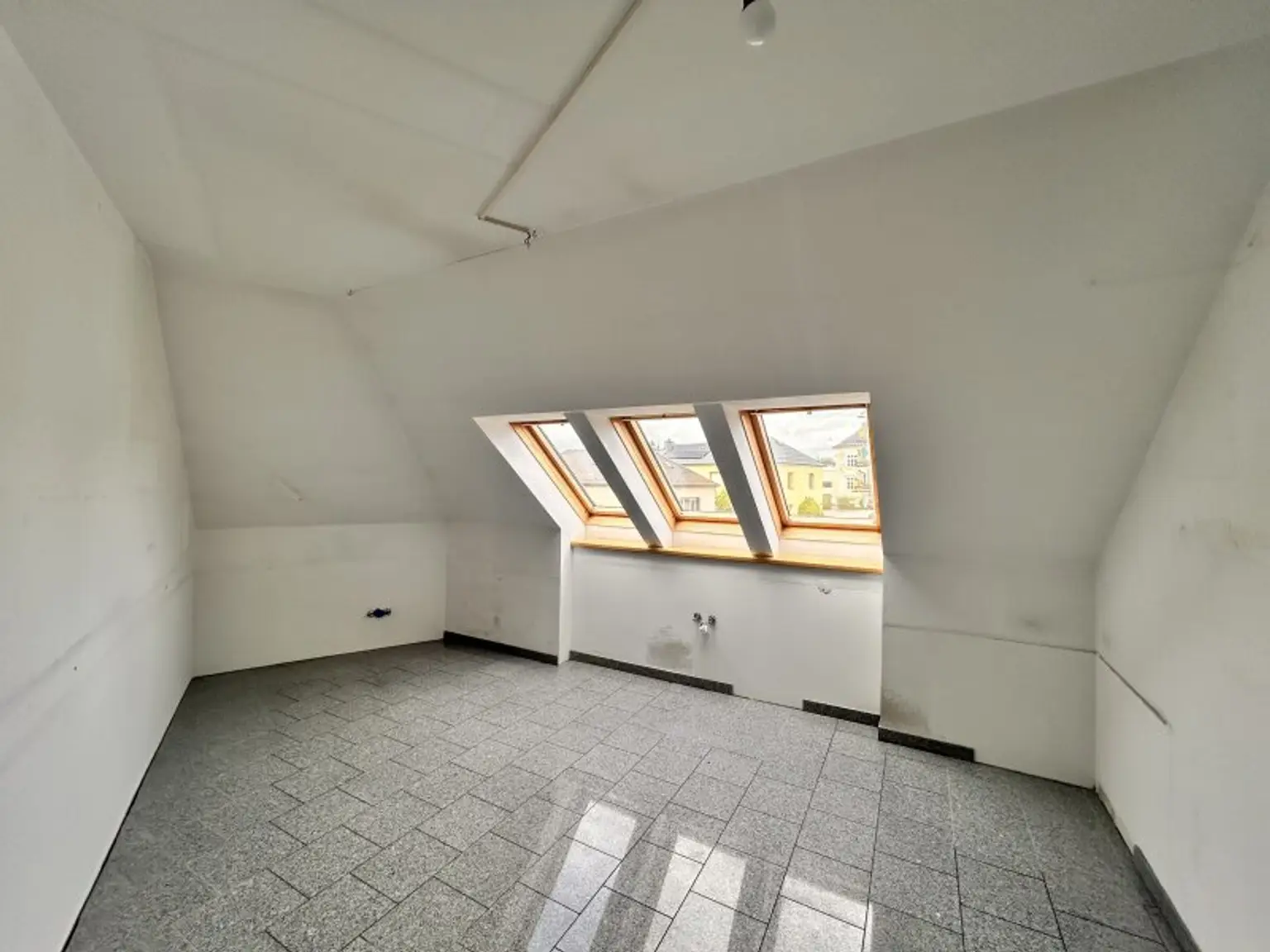 Geräumige Wohnung mit 7 Zimmern, Garten und 2 Stellplätzen bietet Platz zur Entfaltung