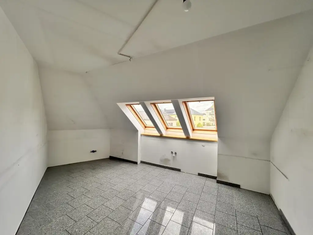 Geräumige Wohnung mit 7 Zimmern, Garten und 2 Stellplätzen bietet Platz zur Entfaltung