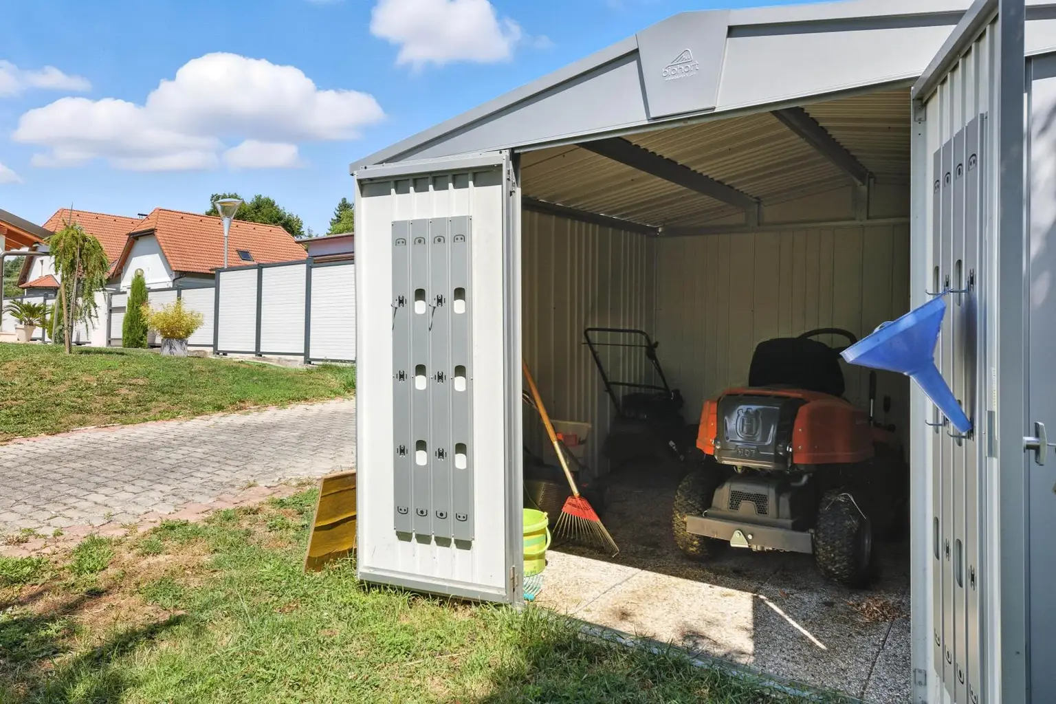 HOCHKARÄTIGES WOHNEN IN GRÜNRUHELAGE! WOHLFÜHL-REFUGIUM DER EXTRA KLASSE: TRADITION TRIFFT MODERNSTEN KOMFORT!