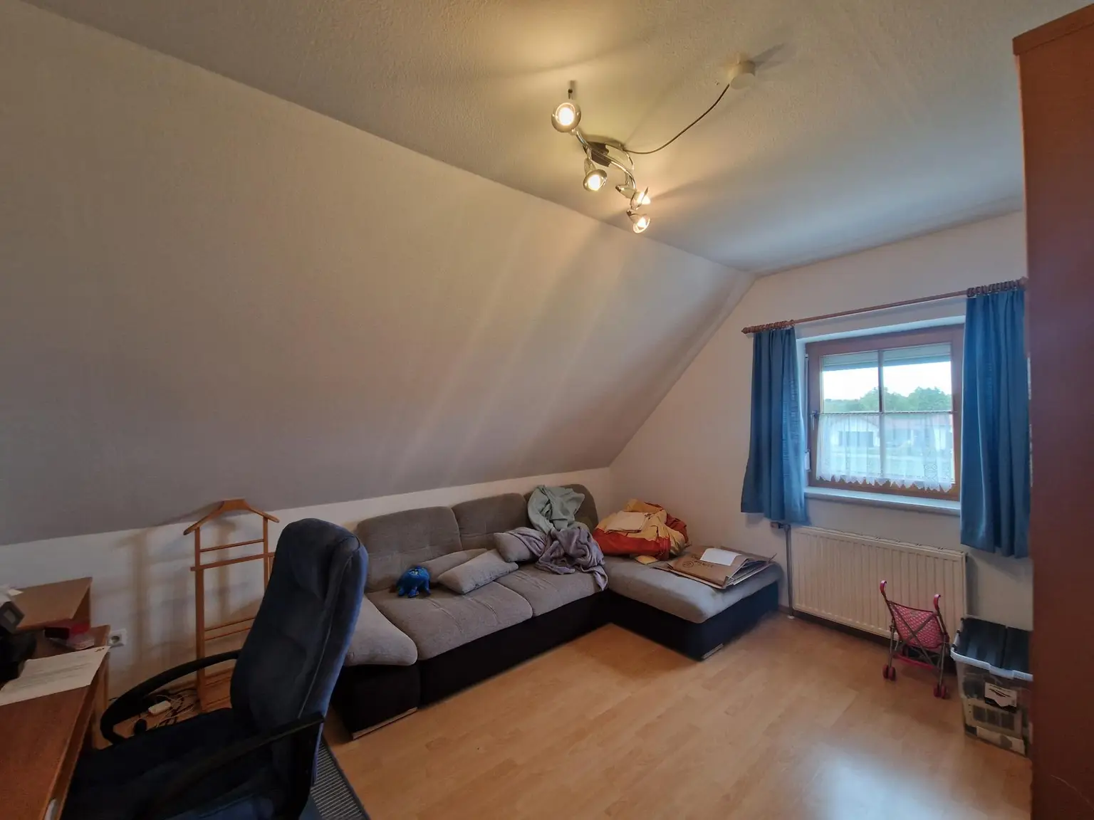 SOLIDES WOHNHAUS MIT EHEMALIGEM SOMMERHAUS, HERRLICHER TERRASSE UND POOL IN TRAUMHAFTER RUHELAGE