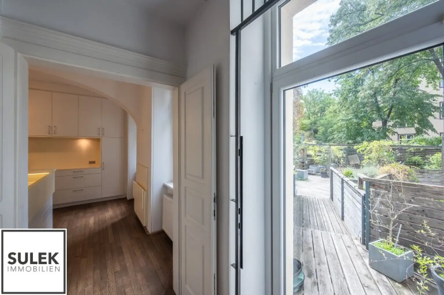 Rarität in der Wehrgasse: großzügige, sanierte Altbauwohnung mit Terrasse ab 01/26 unbefristet mieten!