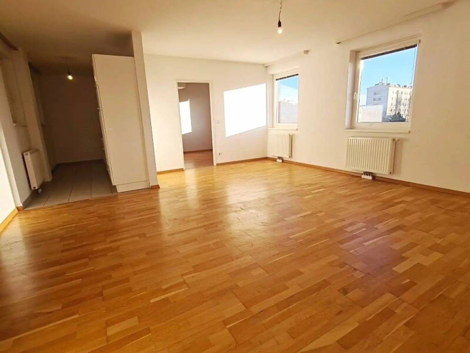 DACHGESCHOSS, sonnige 74 m2 Neubau, Wohnküche, 2 Zimmer, Wannenbad, Parketten, Holbeingasse