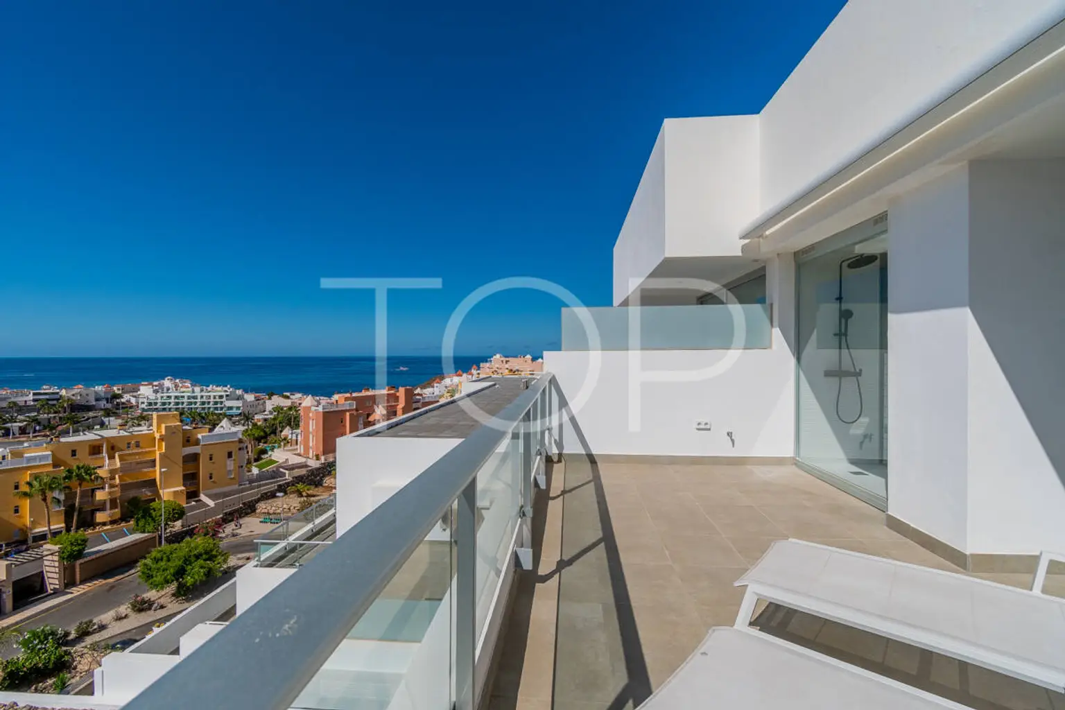 Elegant duplex penthouse with sea views in Caleta Palms