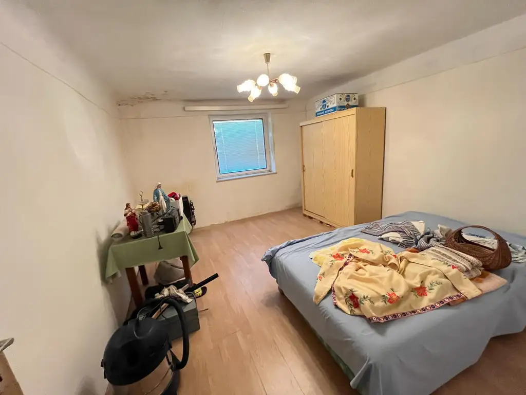 Renovierungsbedürftiges Haus mit Garten