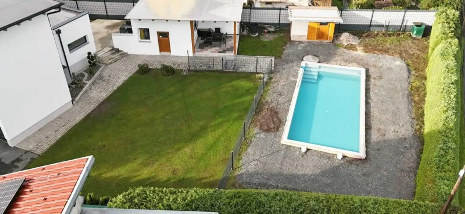 Großzügiges Einfamilienhaus mit 2 Wohneinheiten und Pool