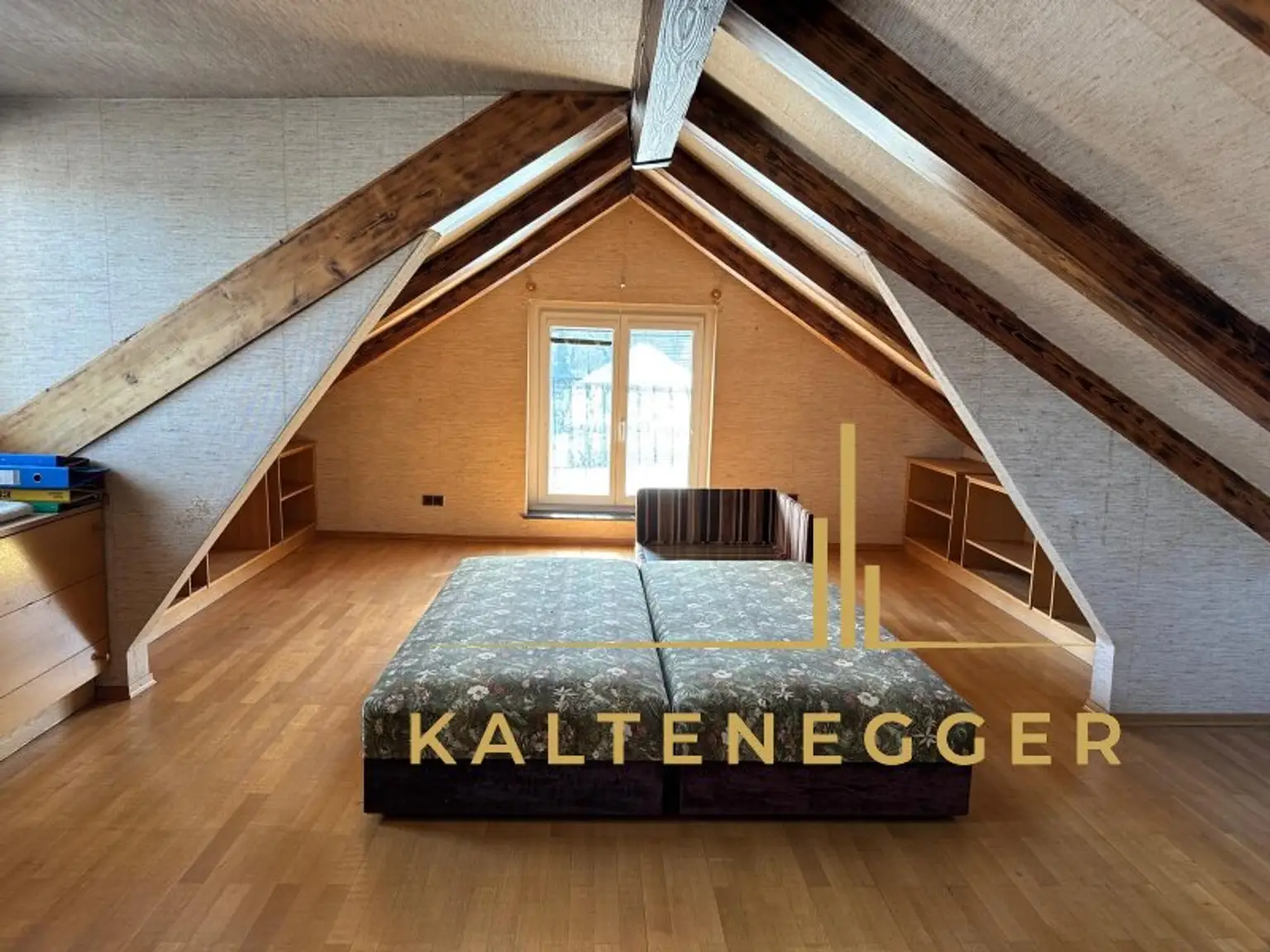 Sonnenbeschienenes Grundstück mit Blick auf die Hohe Wand - ein ländliches Mehrfamilienhaus und ein Einfamilienhaus