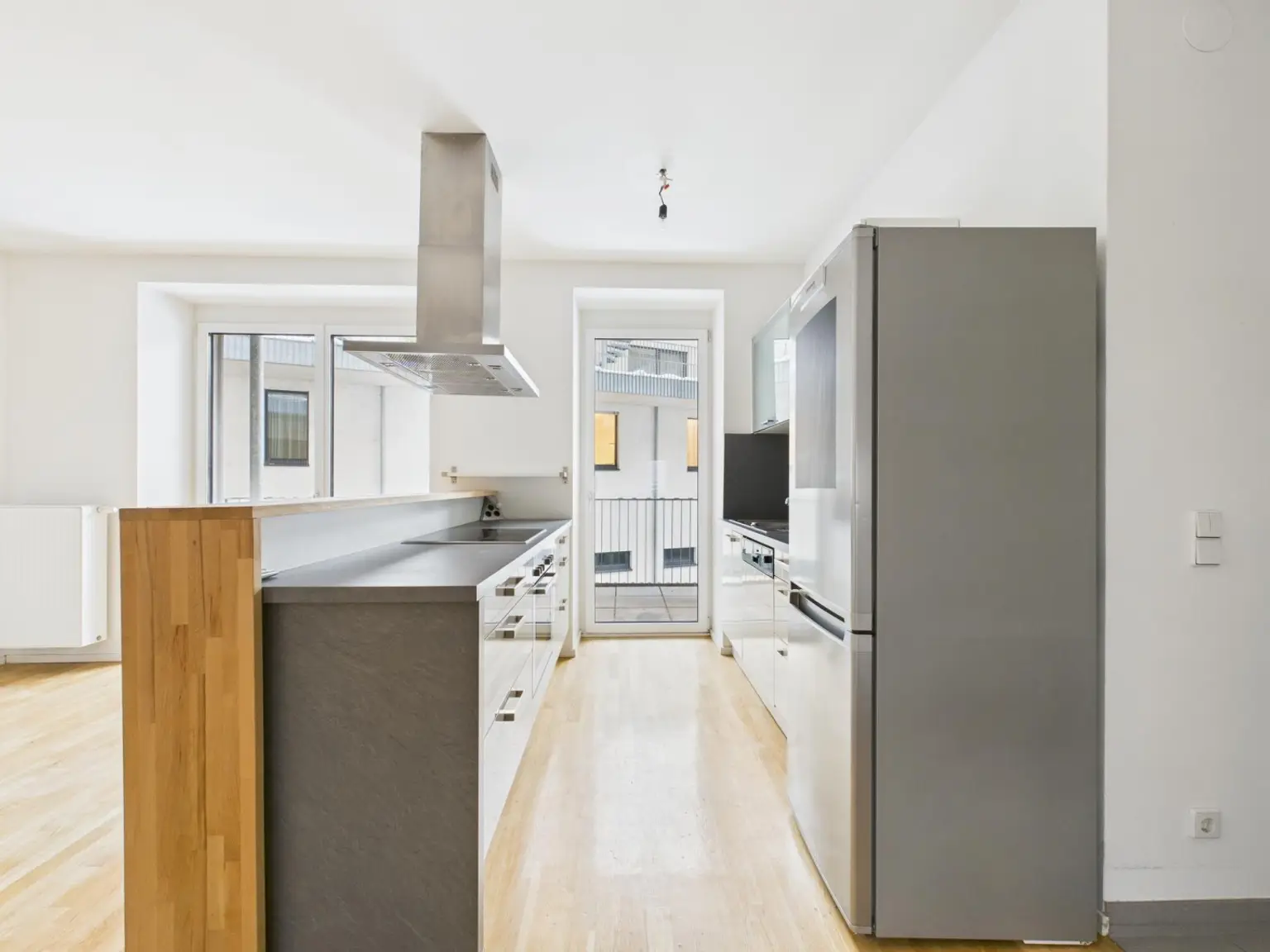 CAM04191G0-PR0076-STILL001