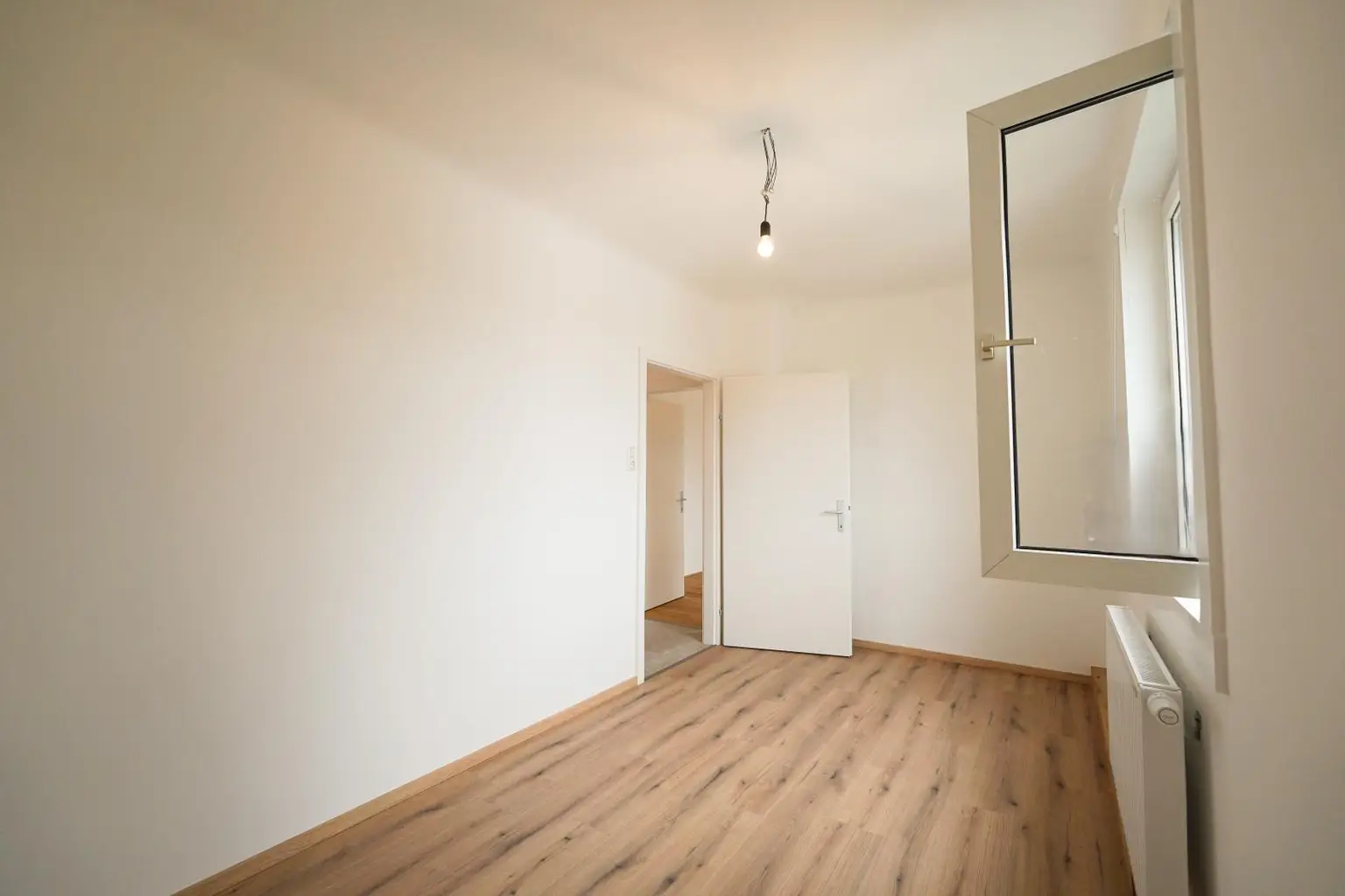 ERSTBEZUG NACH GENERALSANIERUNG – 3-Zimmer-Mietwohnung mit Balkon, Keller & Garage