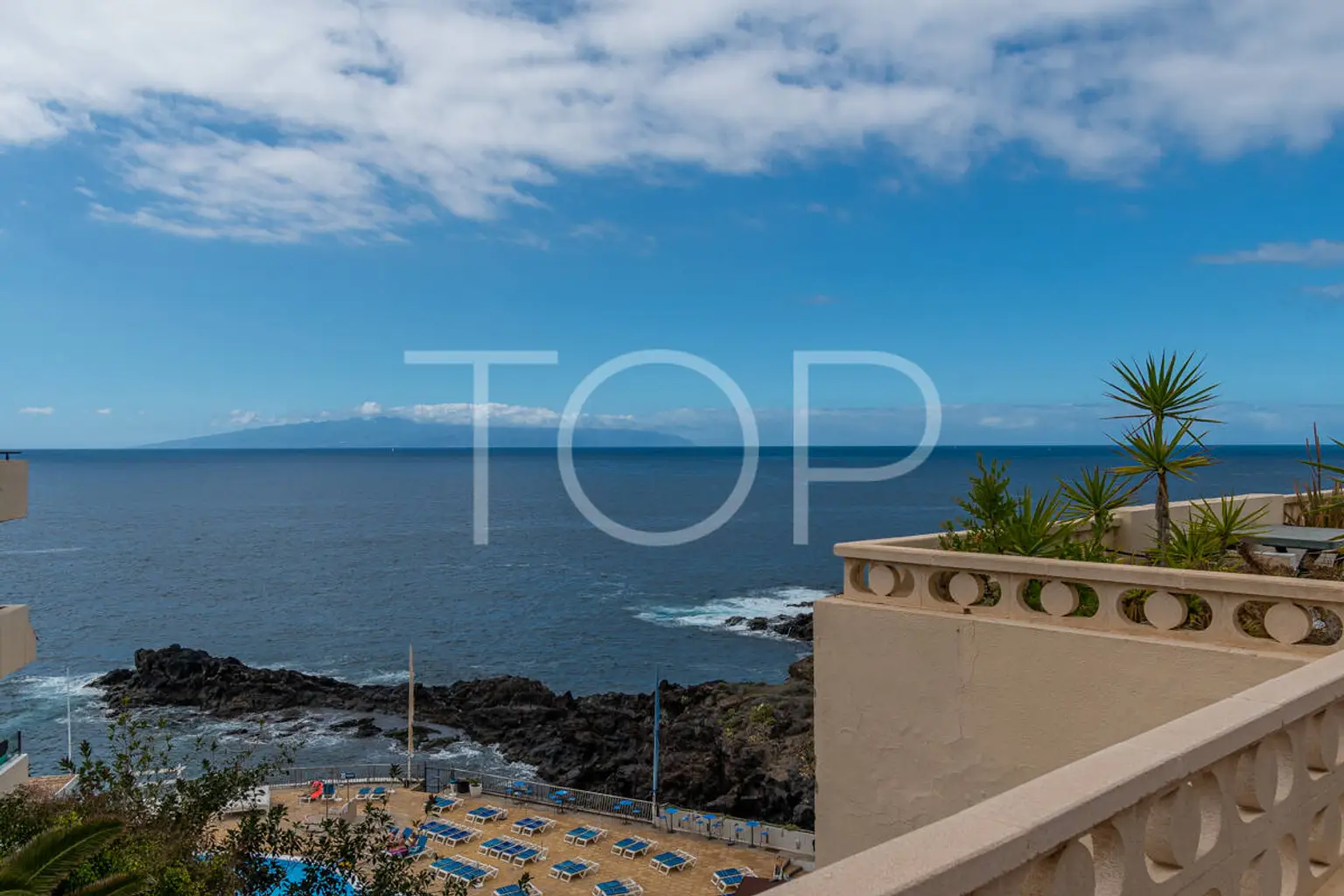 Seafront penthouse with terraces and front-line ocean views in Callao Salvaje
