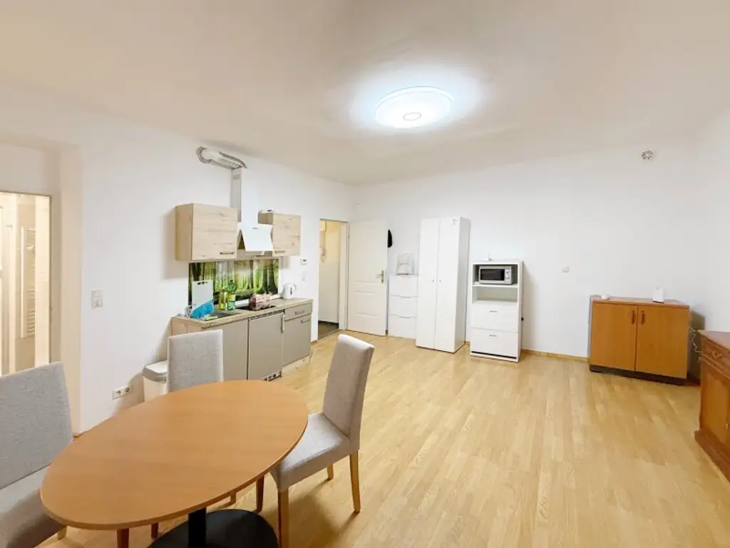 Zentral gelegene möblierte 3-Zimmer-Wohnung hinter dem Rathaus