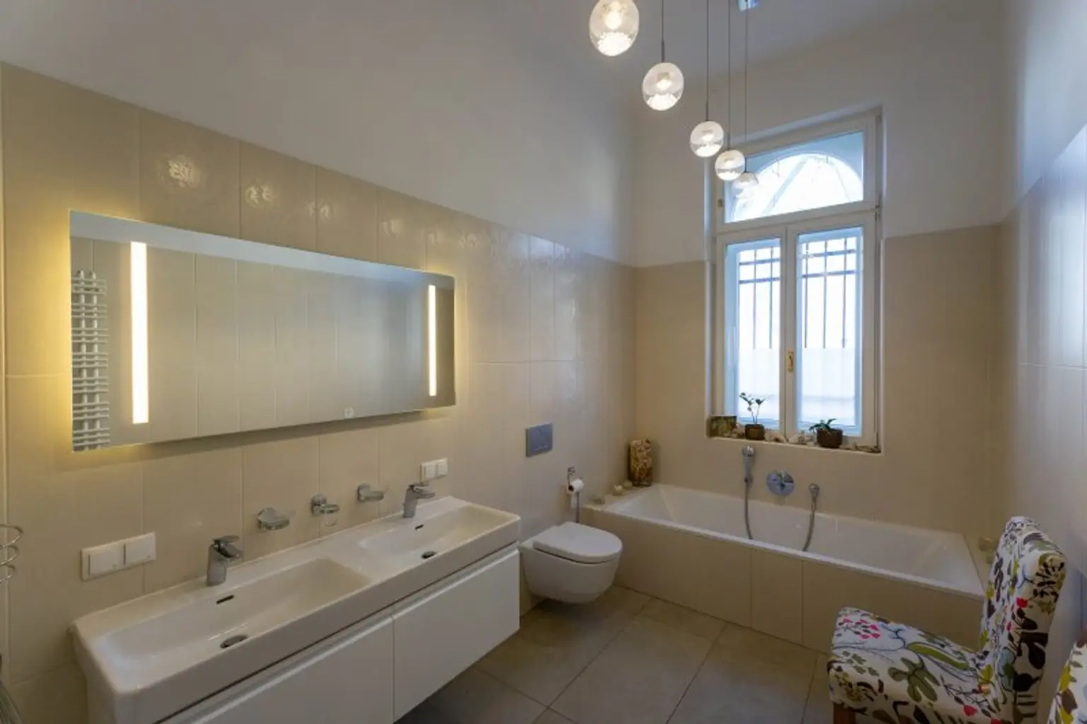 Badezimmer mit Dusche und Wanne Top 3