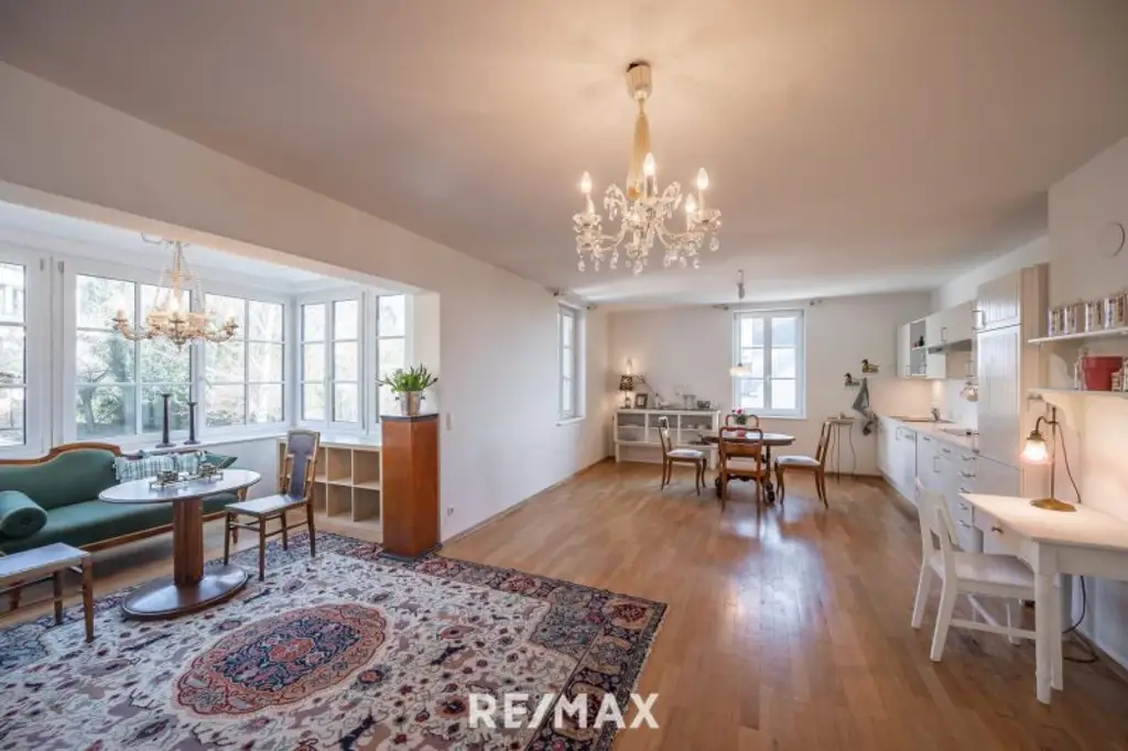 Elegante Villa im Landhausstil mit Riesengarage