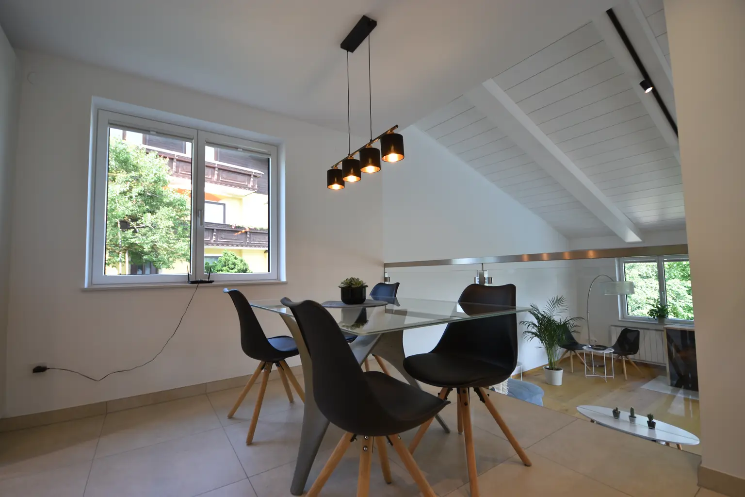 "TRAUMHAFTER BLICK AUF DEN ATTERSEE - Neu renoviertes Ferienhaus mit Einliegerwohnung und großem Garten"