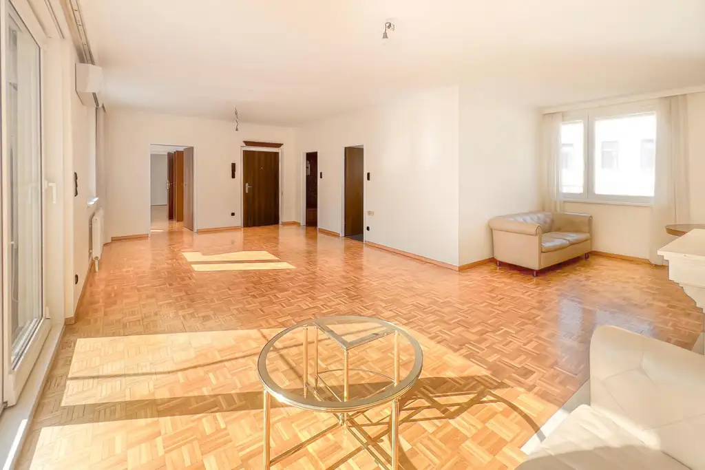 “Rare Parkside Living! Beside Vienna’s Romantic English Garden!“