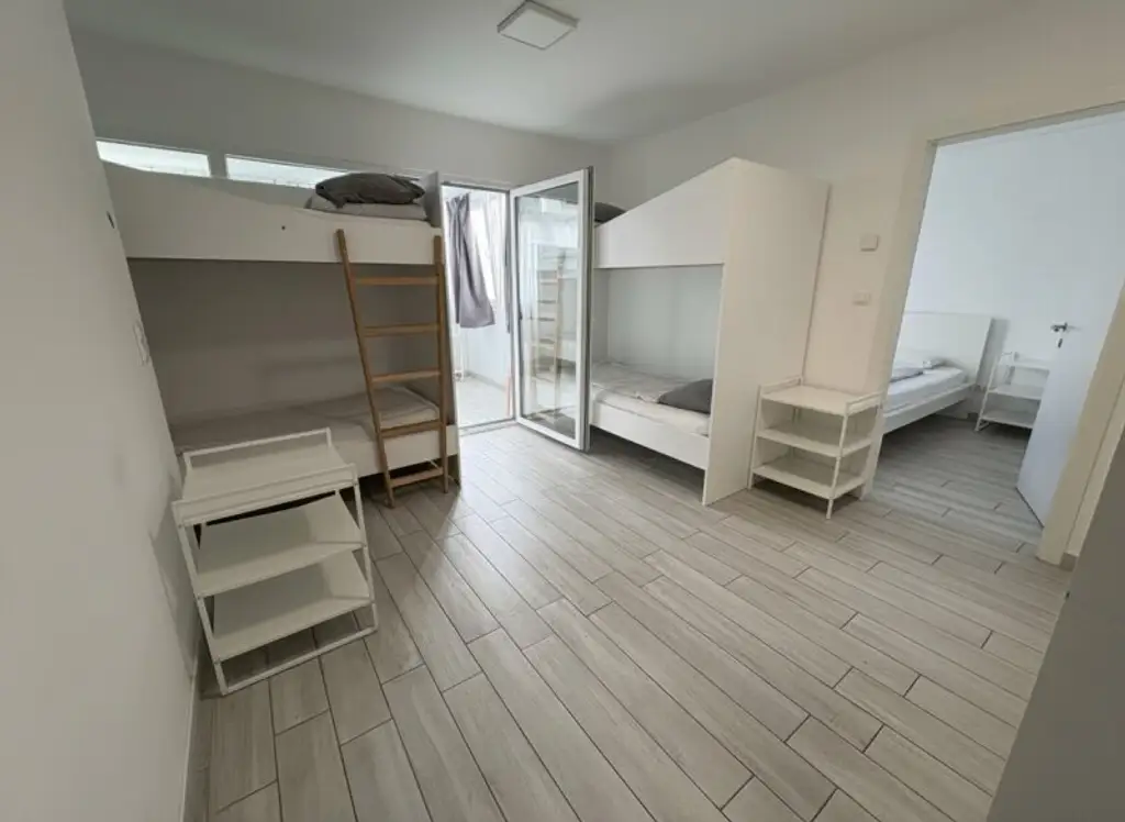 Helle 2-Zimmer-Wohnung mit großem Wintergarten (Heizkosten inkl.)