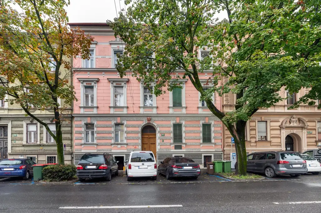 Stilechte, professionell generalsanierte Altbauwohnung mit Balkon