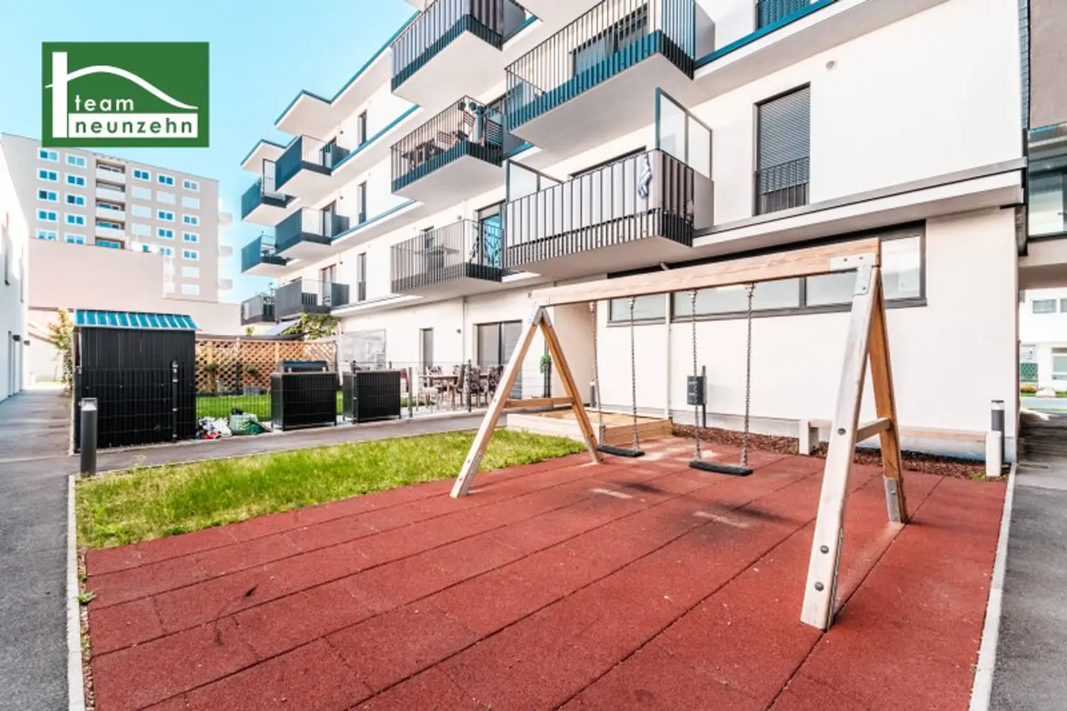 Bestlage am Wasser - direkt beim Hirschstettner Badeteich mit vermutlich der besten Aussicht Wiens! Ein Balkon zum Verlieben!