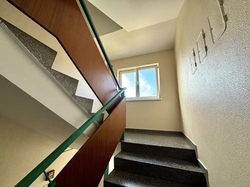Gepflegte 2-Zimmer-Wohnung mit Loggia und KFZ-Stellplatz!