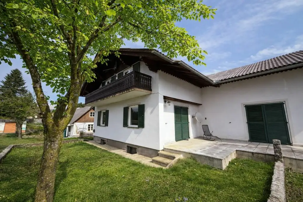 **Im Hügelland mit Fernblick: Einfamilienhaus mit Wäldchen, Nebengebäude & 2 Garagen**