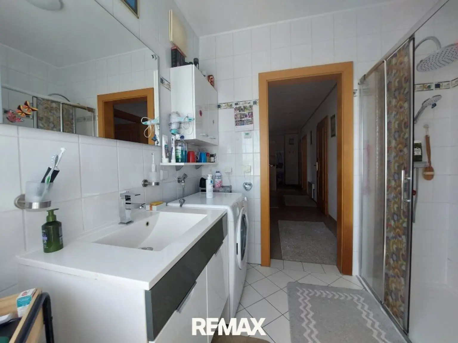 einladendes, helles Badezimmer