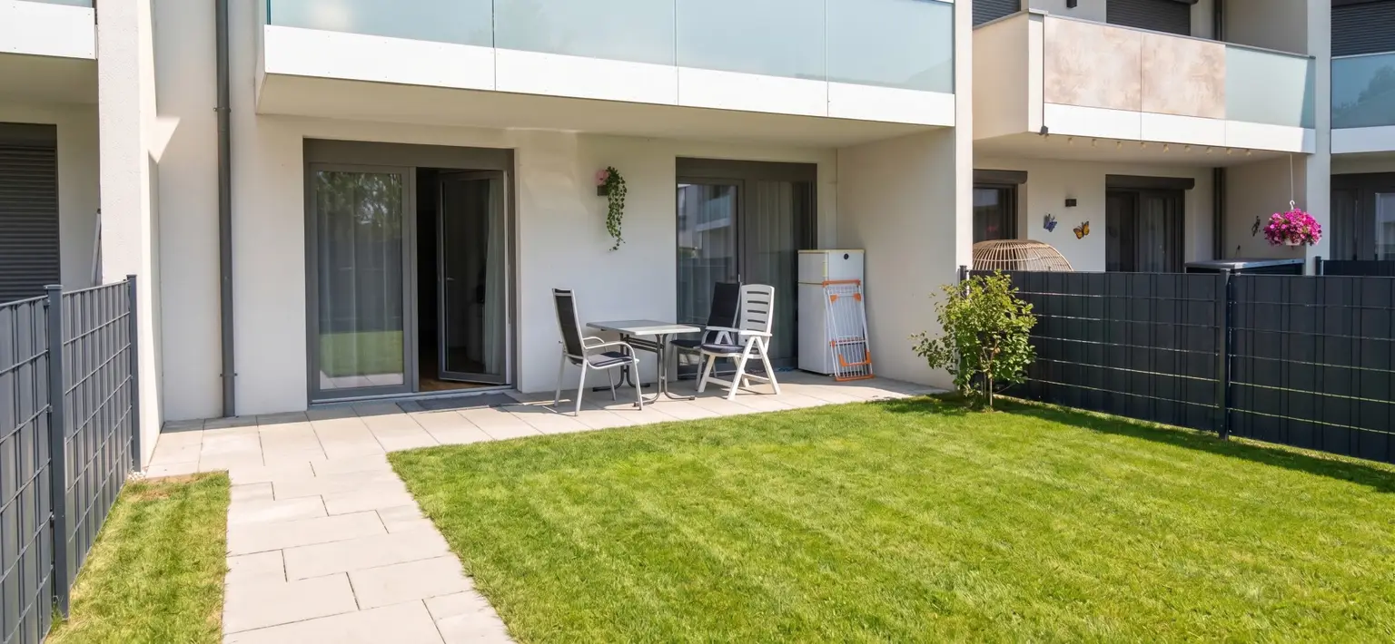 Terrasse ( Rasen und Sonnenschein  mit KI Unterstützung )