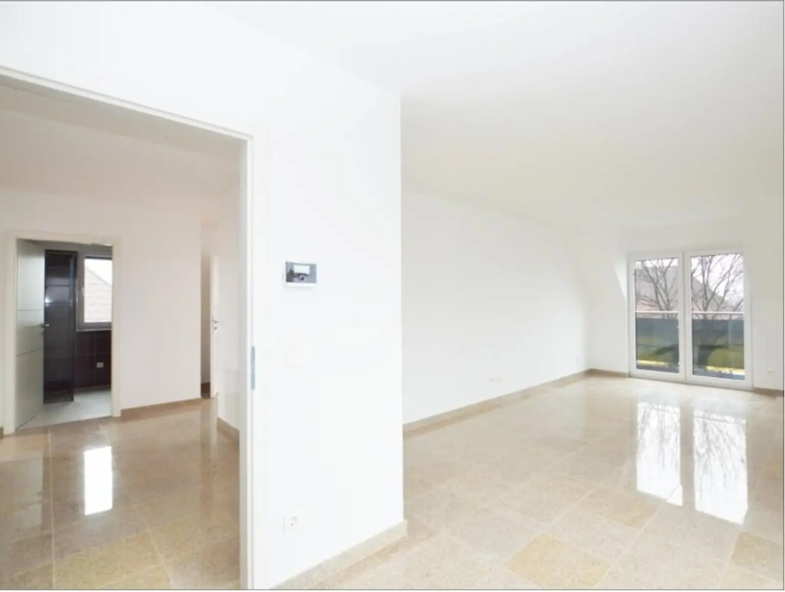 ATEMBERAUBENDE WOHNUNG MIT BALKON - ZENTRAL BEGEHBARE ZIMMER - KÜCHE - AB SOFORT!