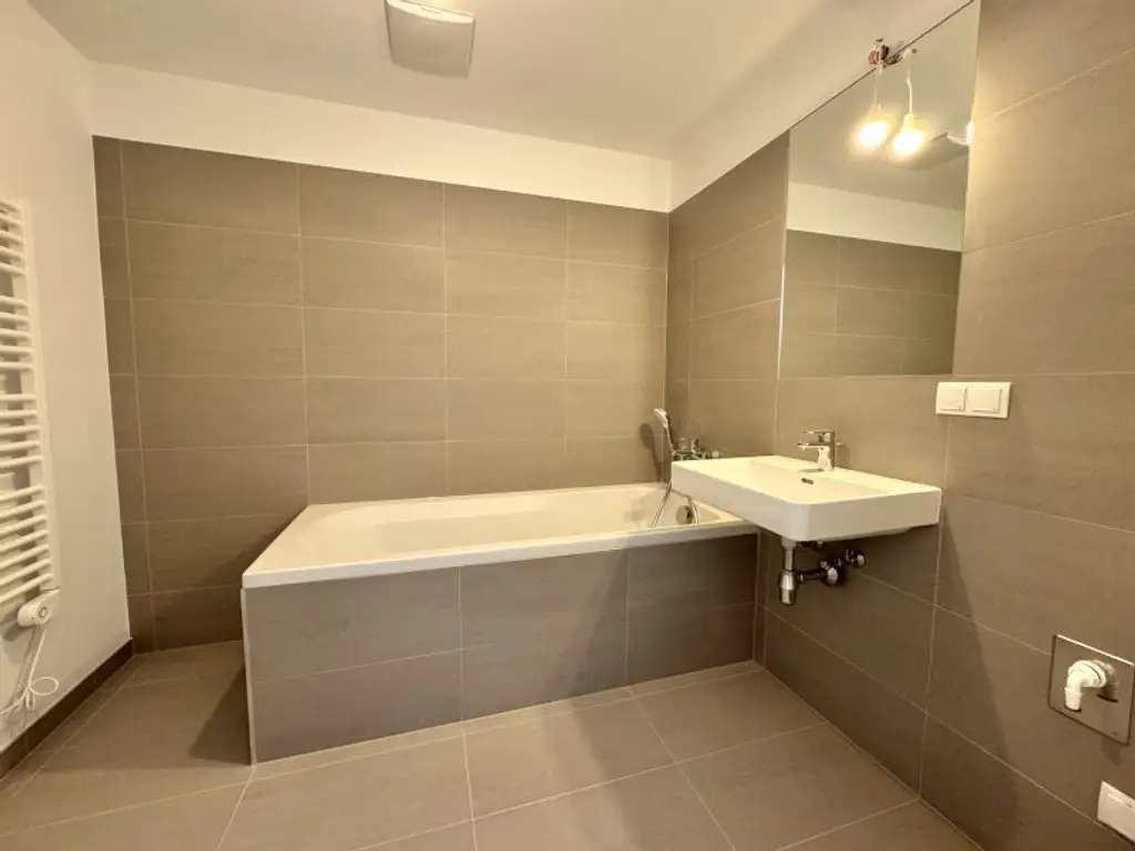 2 Zimmer Dachgeschoss Wohnung mit Home-Office Bereich und Terrasse sowie Klimaanlage - Erstbezug - Unbefristet