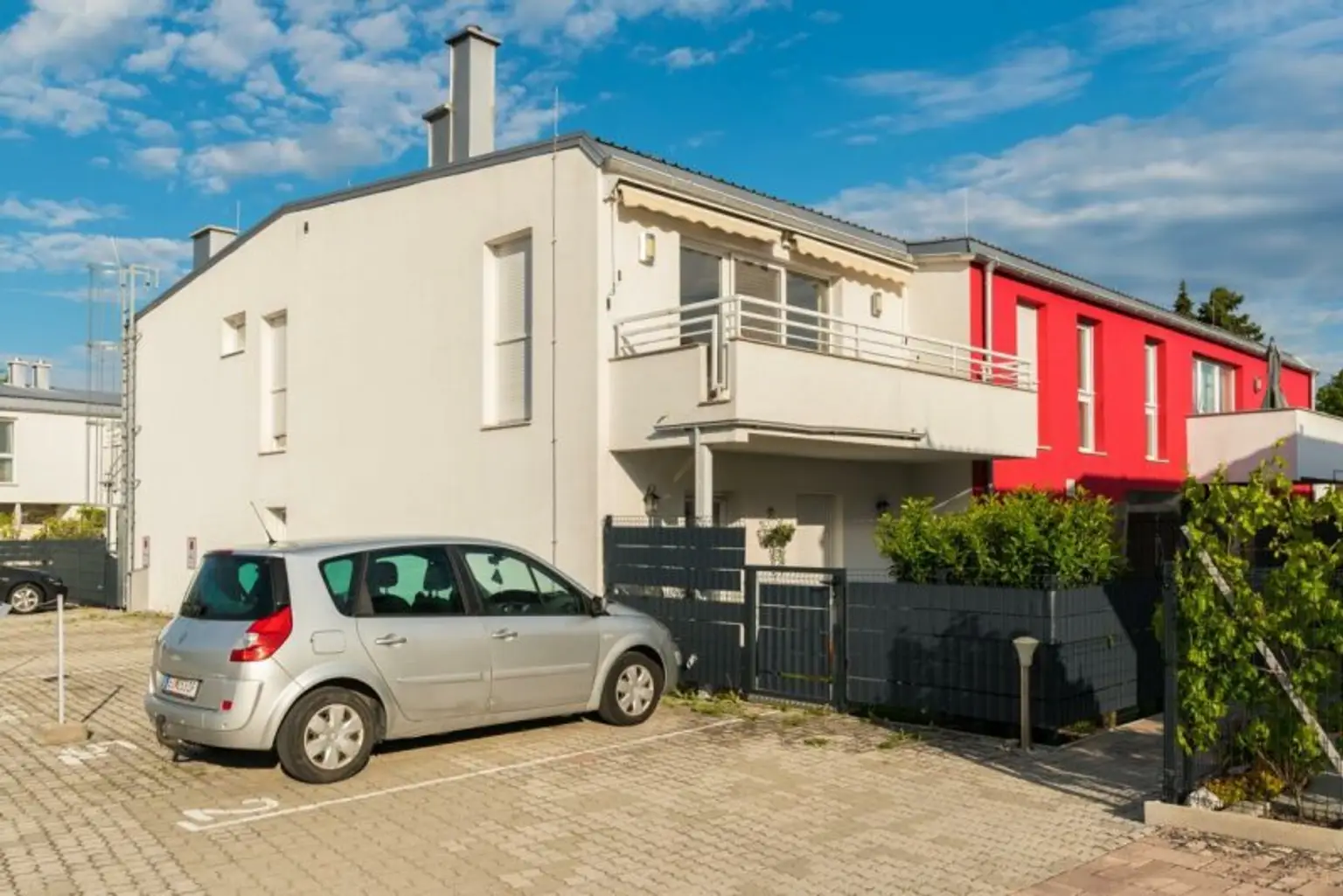 Schöne 3 Zimmerwohnung mit Balkon und 2 PKW Stellplätzen