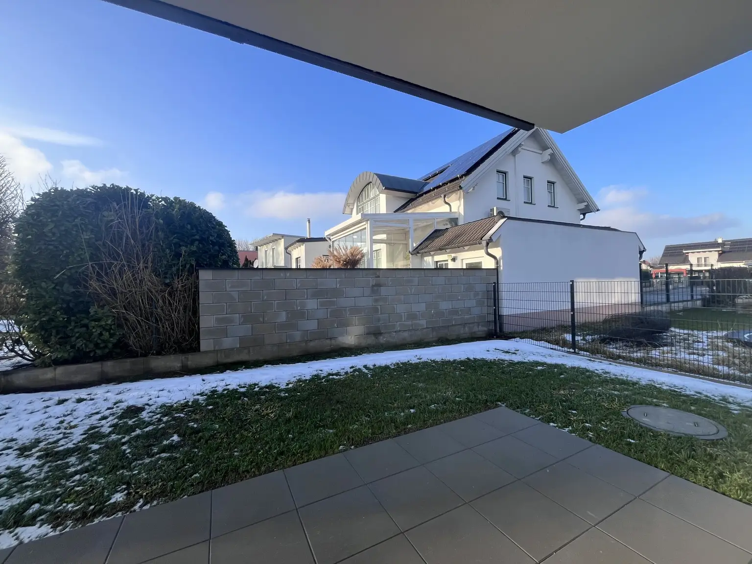 Erstbezug !! Traumhafte Doppelhaushälfte , Wohnkeller  mit Garten und 2 Stellplätzen!