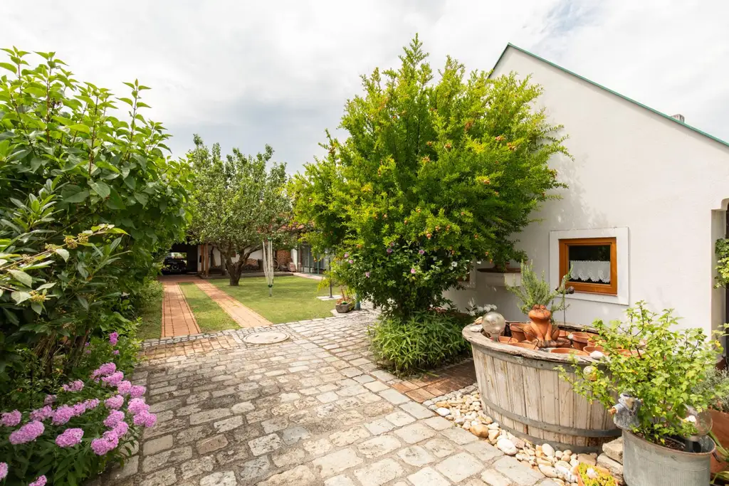 Ihr Traum vom Landleben - massives Landhaus mit Wintergarten.