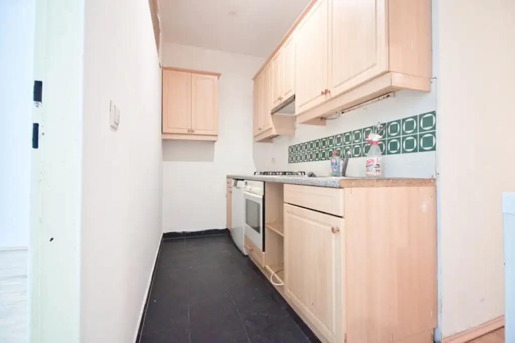 Sanierungsbedürftig | 3 Zimmer Altbau-Wohnung | ruhige Innenhoflage | zentral begehbar