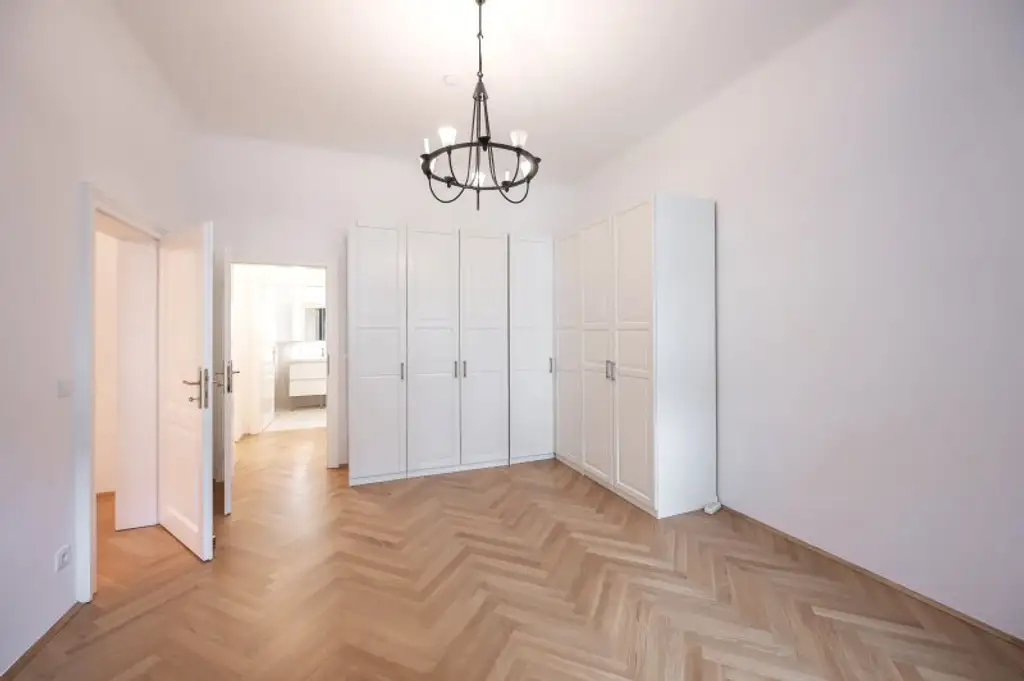 ++1150++ Stilvolle 4-Zimmer Altbauwohnung mit Balkon – Wohnen in Toplage mit Topausstattung