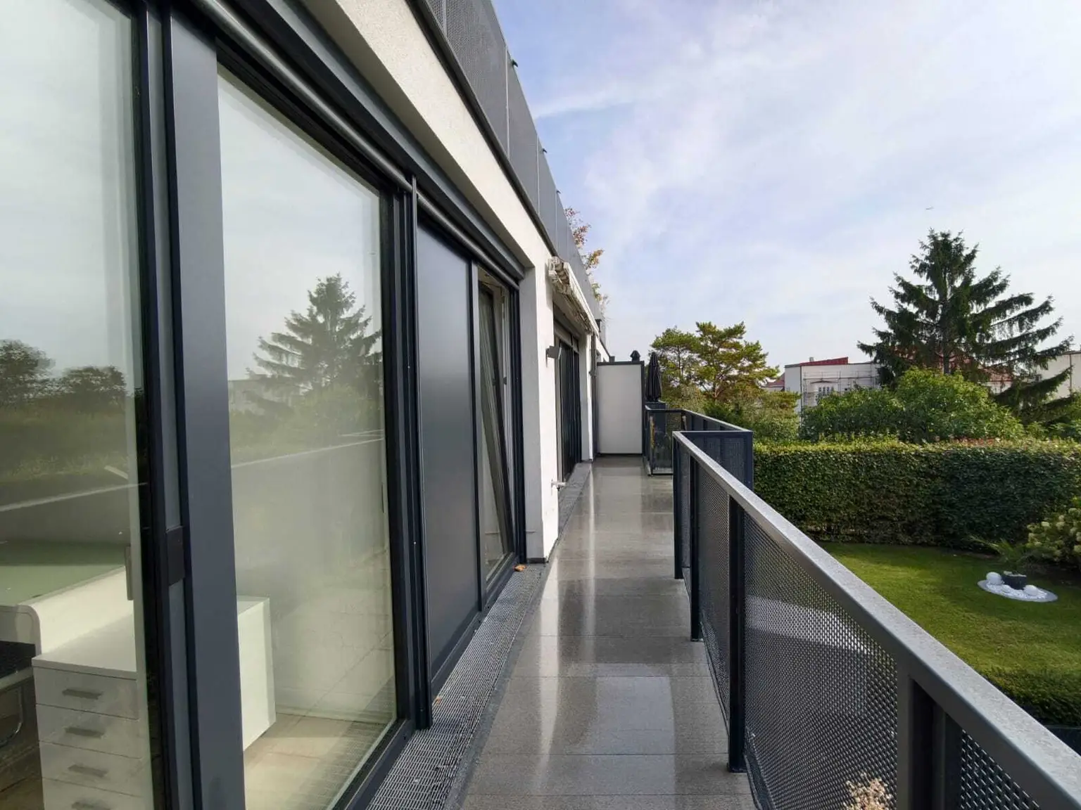 Moderne 3 Zimmerwohnung inkl. Balkon + 2 Garagenplätze!