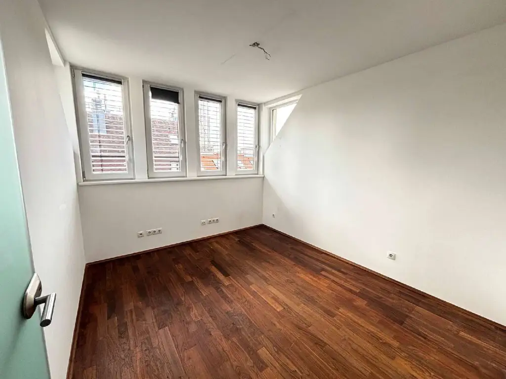 Traumhafte Dachmaisonette mit 2 Terrassen + Dachterrasse - Nähe Arenbergpark