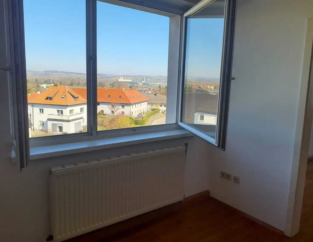 Freundliche helle 2-Zimmer-Wohnung, super Wohnlage & schöne Aussicht