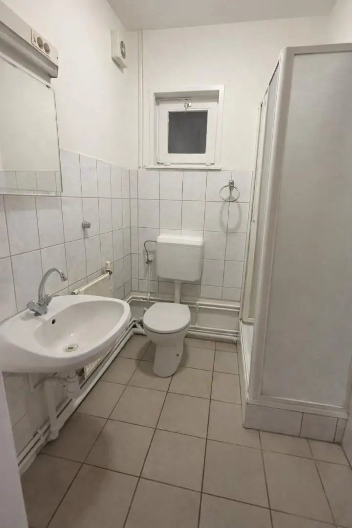 Sanitärbereich mit Dusche und WC