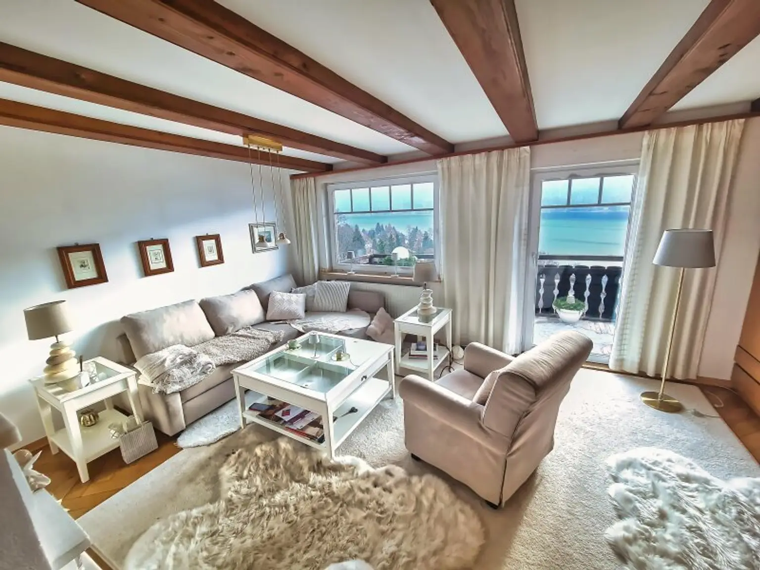 Wohnzimmer mit Balkon und Seeblick