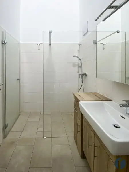 Badezimmer mit Walk-in Dusche