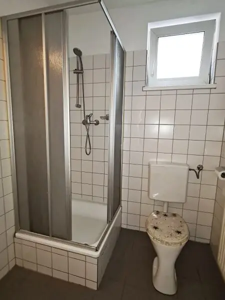 NEILREICHGASSE, sonnige 40 m2 Neubau, Einzelwohnraum, Komplettküche, Duschbad, Parketten, 1. Liftstock