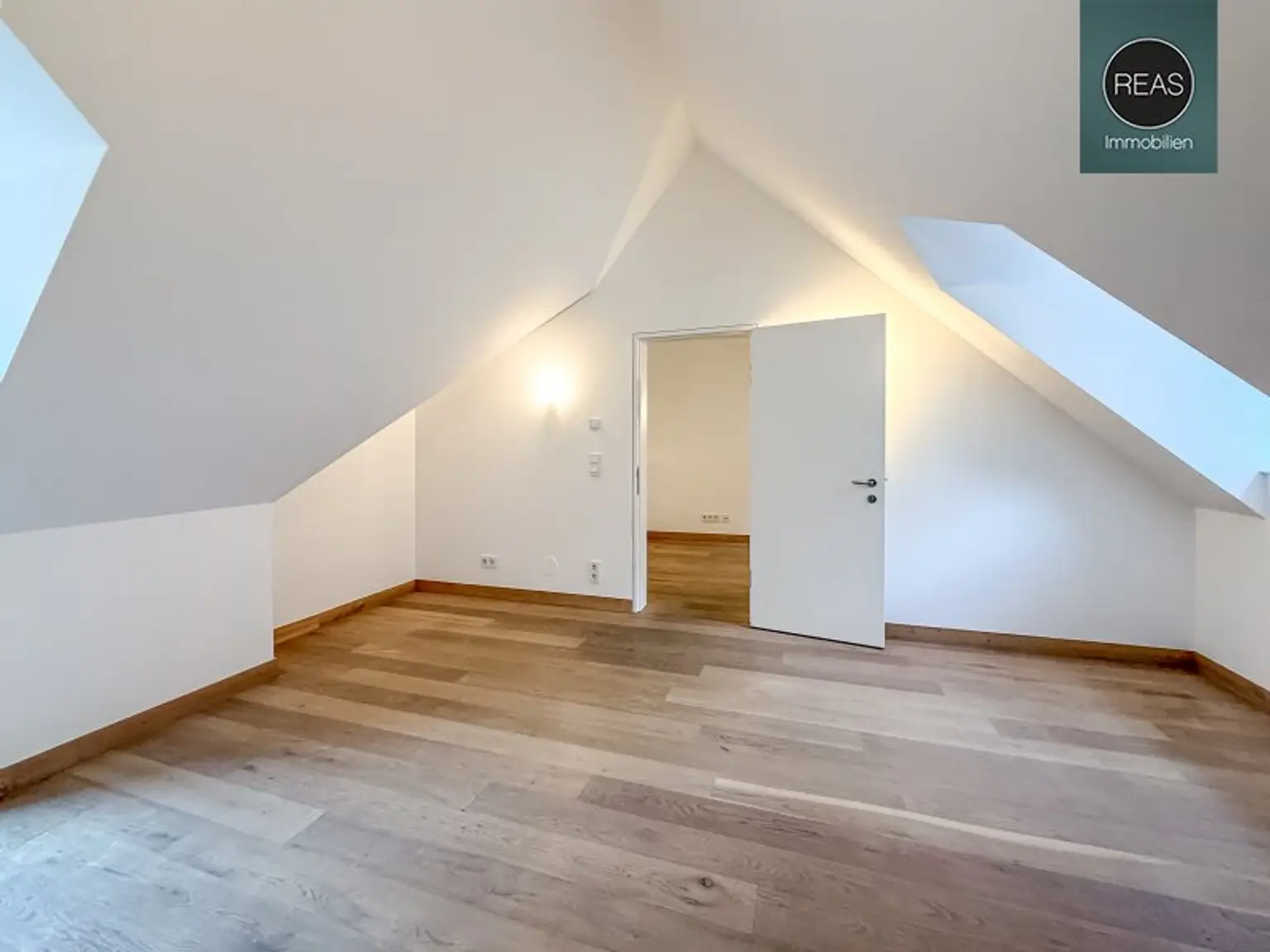 Provisionsfrei: Exklusives Maisonette - Apartment mit Loggia und Terrasse beim Beethoven Museum und Pfarrplatz! Garagen verfügbar!