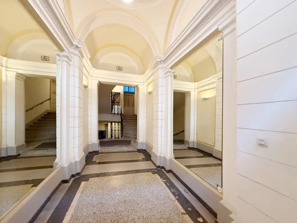 Fully furnished apartment - within walking distance to the 1st district, also available for short-term rentals.