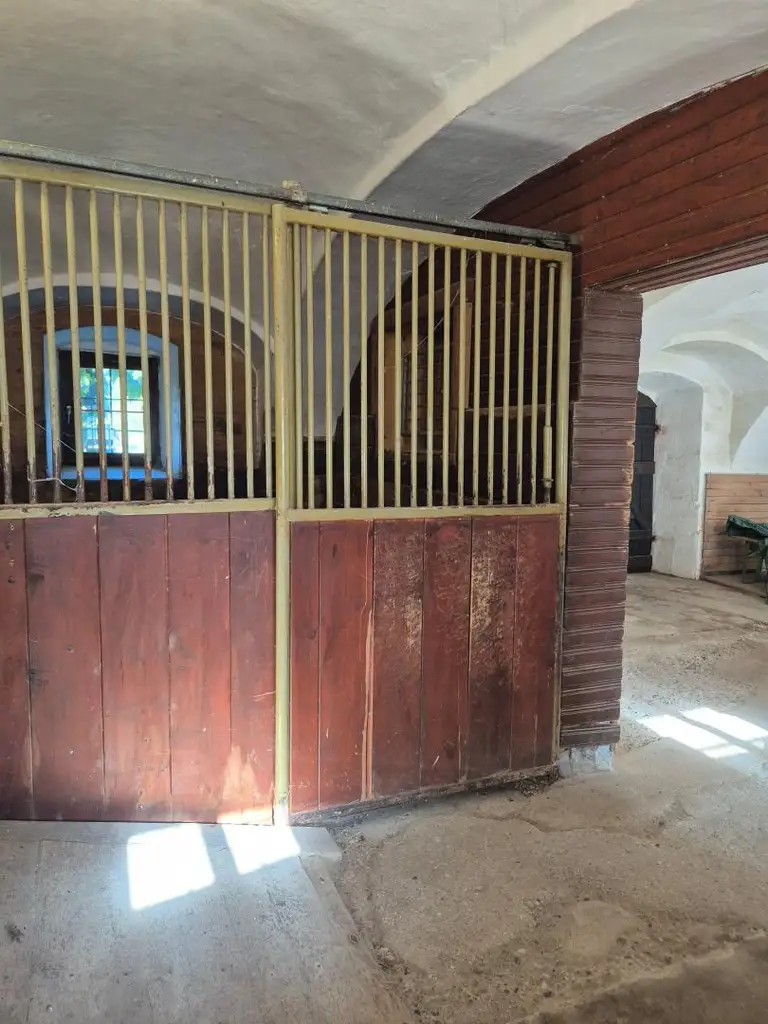 Wunderschöner Dreikanthof in Ruhelage mit Reithalle