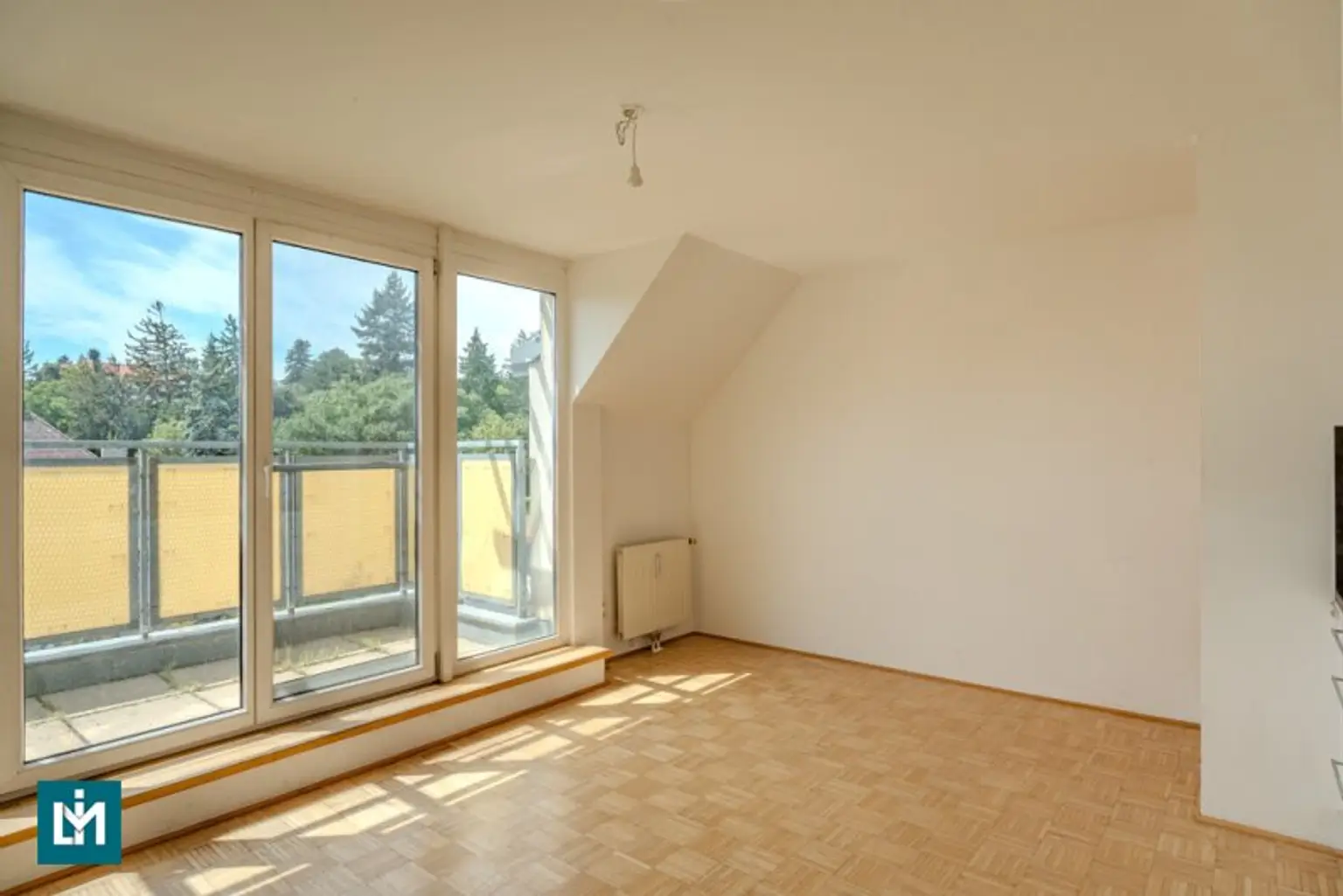 SCHÖNE 2 - ZIMMER MAISONETTE MIT GALERIE UND 2 TERRASSEN / NÄHE KRANKENHAUS GÖTTLICHER HEILAND