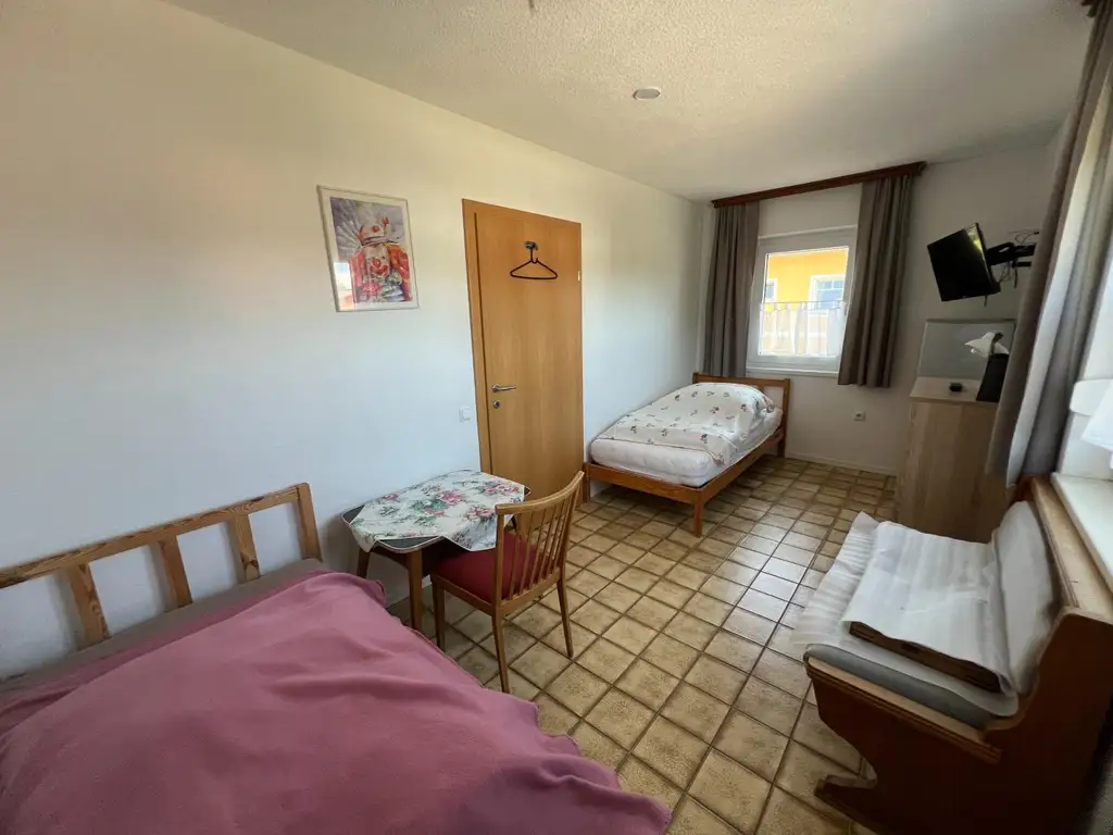 OPEN HOUSE! Großzügiges leistbares Wohnhaus mit 3 getrennte Wohneinheiten, Traumgarten, Doppelgarage und vielen Parkplätzen Tuffeltsham in Redlham