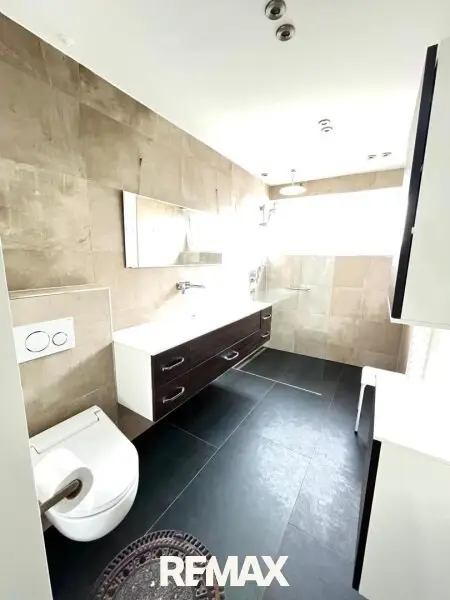 Bad mit Dusche und WC