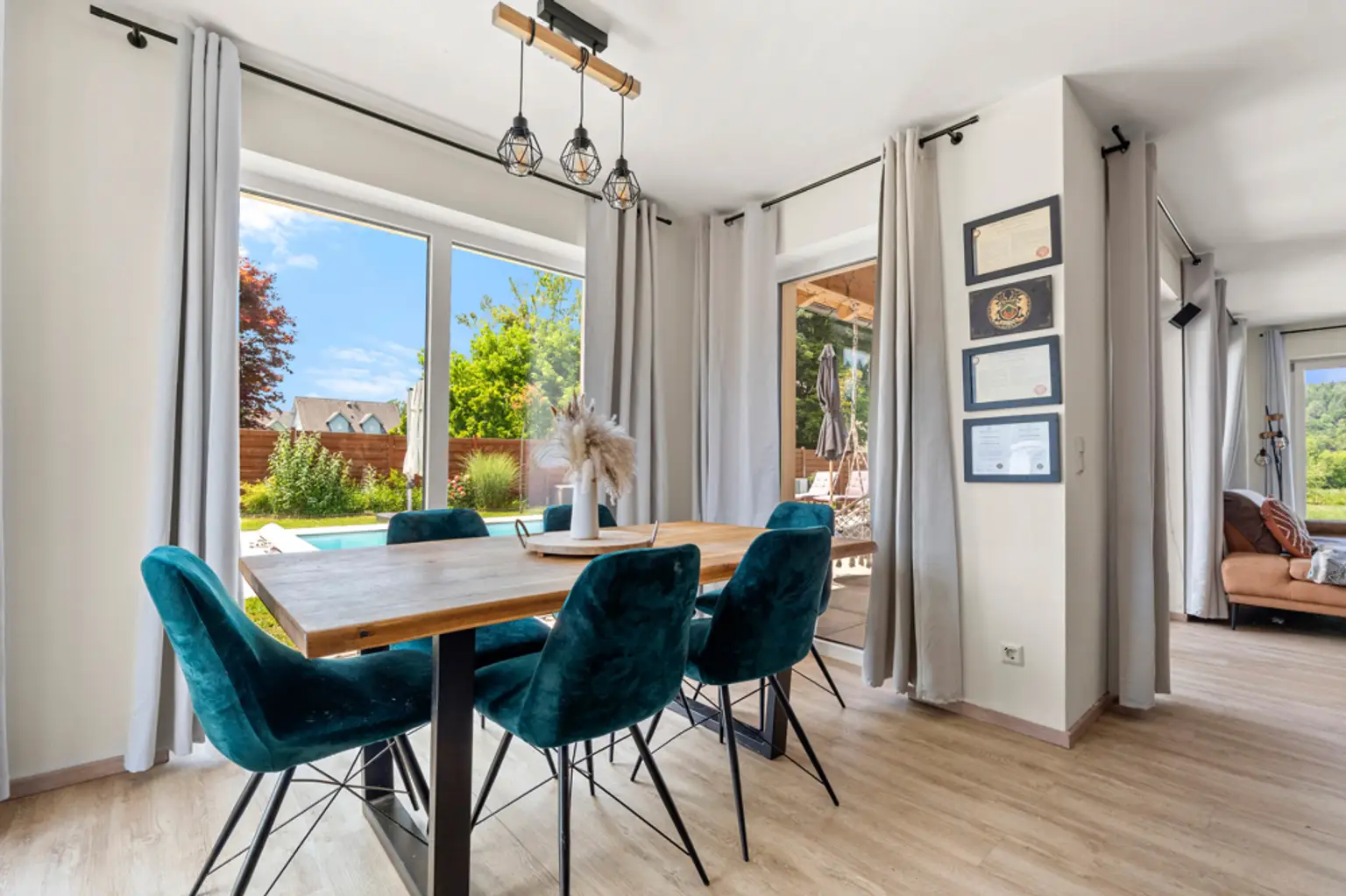 Wohnhaus mit Pool in ruhiger Lage